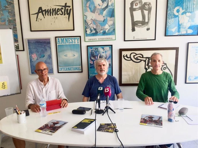De izquierda a derecha, los representantes de Les Balears Acollim, Carlos Martín, Amnistía Internacional, Xavier Ramis, y Oxfam Intermon, Fernando Oliver.