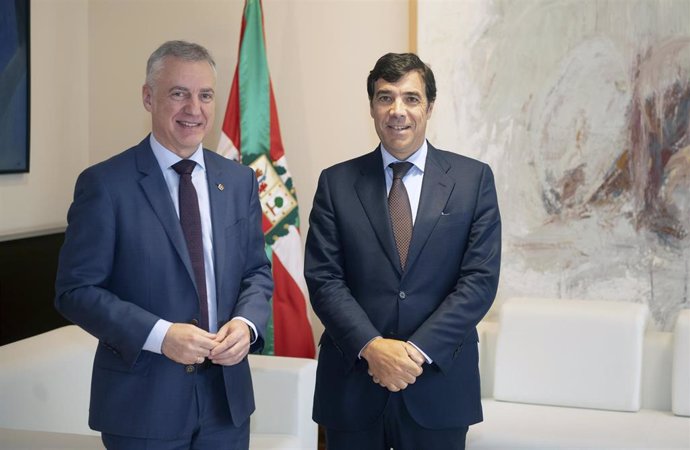 Reunión entre el Lehendakari, Iñigo Urkullu, y el presidente de Kutxabank, Antón Arriola, en Vitoria