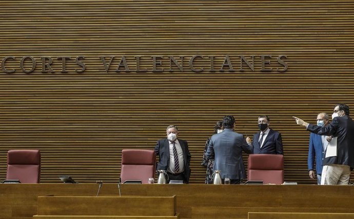 Archivo - El presidente de las Corts Valencianes, Enric Morera (3d).