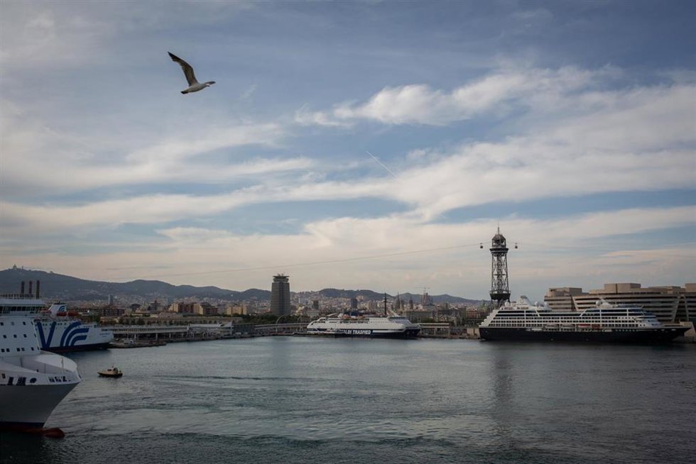 Imagen de archivo - Vista general de la terminal de cruceros del Puerto de Barcelona, visto desde el Puente de la Puerta de Europa, a 30 de mayo de 2022, en Barcelona, Cataluña (España). 