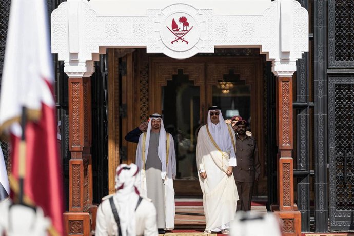Archivo - 05 December 2022, Qatar, Doha: Emir of Qatar Sheikh Tamim bin Hamad Al Thani receives President of the United Arab Emirates Sheikh Mohammed bin Zayed Al Nahyan, in Doha. Photo: Emiri Diwan Office/APA Images via ZUMA Press Wire/dpa