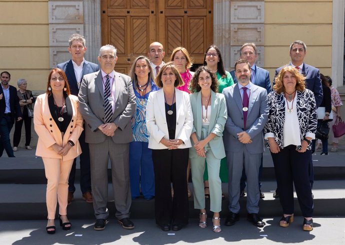 L'alcaldessa de l'Hospitalet de Llobregat, Núria Marín, al costat dels regidors del seu govern