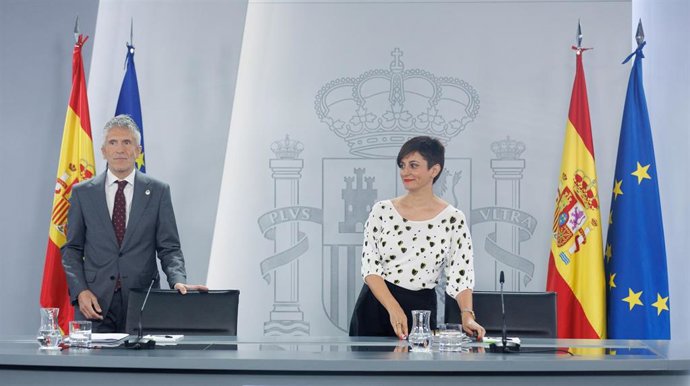 El ministro del Interior, Fernando Grande-Marlaska, y la portavoz del Gobierno y ministra de Política Territorial, Isabel Rodríguez,  a su llegada a una rueda de prensa posterior al Consejo de Ministros, en el Palacio de La Moncloa, a 20 de junio de 202