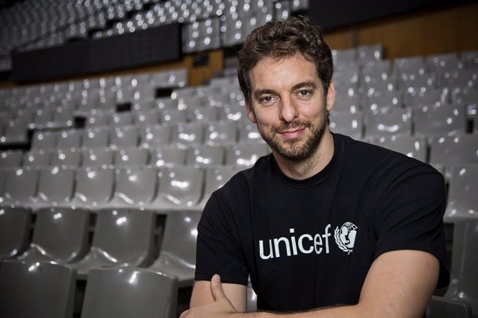 Retrato de Pau Gasol con camiseta de Unicef