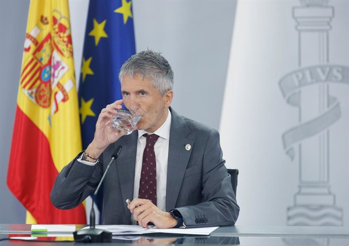 El ministro del Interior, Fernando Grande-Marlaska, bebe agua durante una rueda de prensa posterior al Consejo de Ministros, en el Palacio de La Moncloa, a 20 de junio de 2023, en Madrid (España). El Consejo de Ministros ha aprobado hoy declarar zonas a