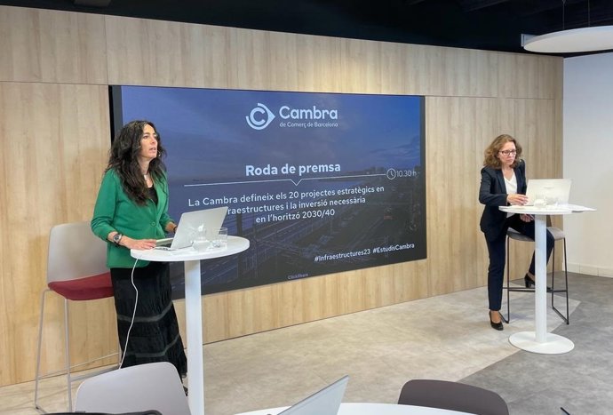 La presidente de la Cámara de Comercio de Barcelona, Mnica Roca, y la directora del gabinete de estudios de infraestructuras de la Cámara de Barcelona, Alicia Casart, en rueda de prensa