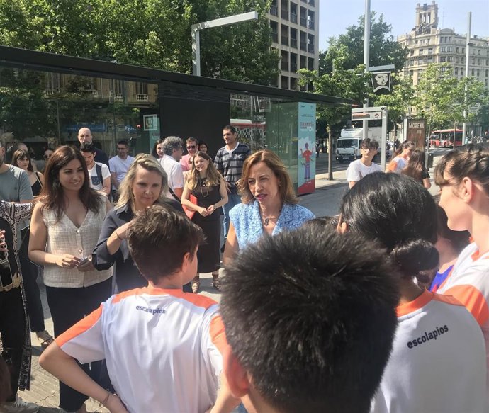 La alcaldesa de Zaragoza, Natalia Chueca, la gerente de Los Tranvías de Zaragoza, Ana Moreno; y la consejera municipal de Medio Ambiente y Movilidad, Tatiana Gaudes, en la entrega del I Premio de la XII Edición de las Jornadas Escolares del Tranvia