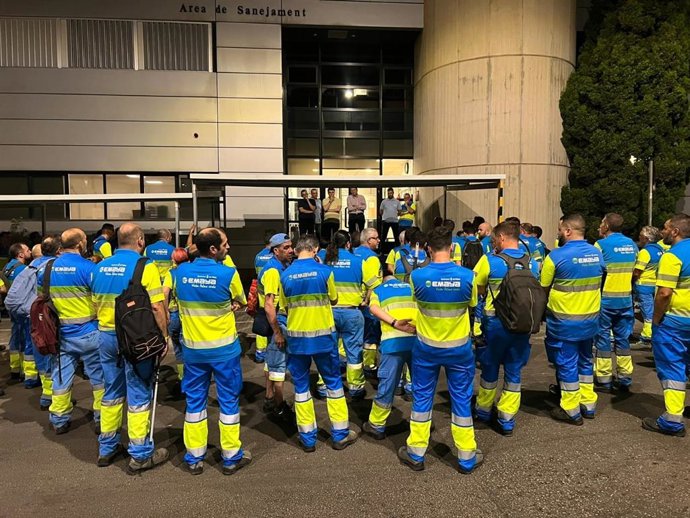 Trabajadores de Emaya.