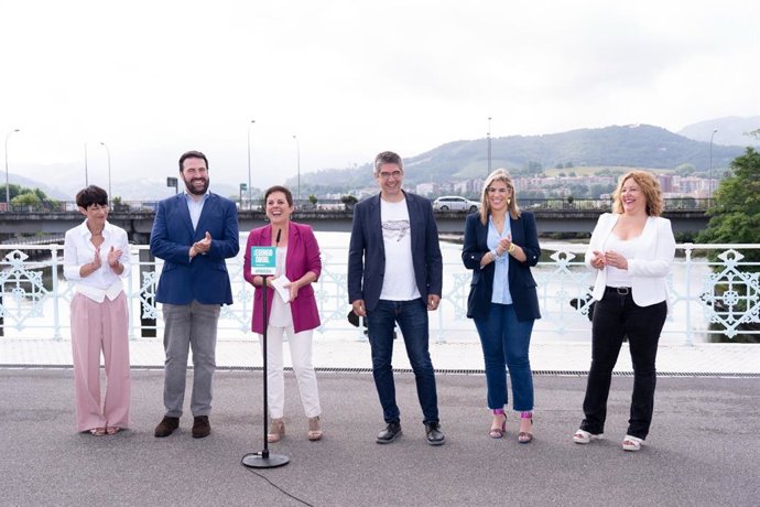 Los miembros y candidatos de EH Bildu Gipuzkoa Maddalen Iriate, Jon Iñarritu, Mertxe Aizpurua, Gorka Elejabarrieta, Olaia Duarte y Larraitz Ugarte