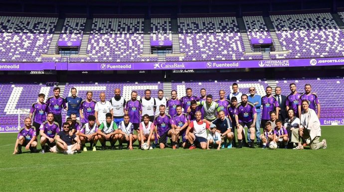 CaixaBank convierte por una tarde en jugadores del Real Valladolid a 30 aficionados.