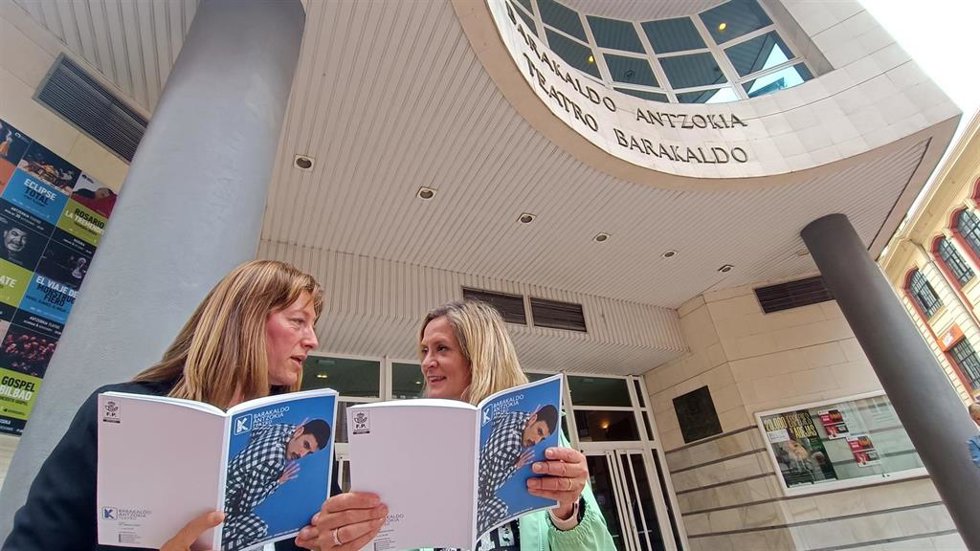 Ana López Asensio y Amaia del Campo en el Teatro Barakaldo