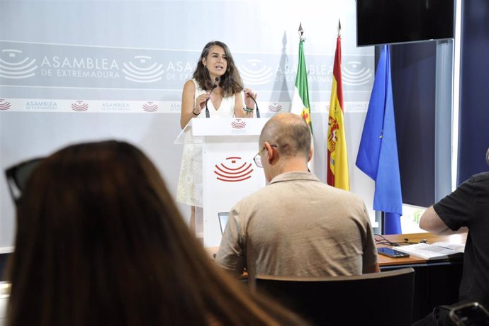 La diputada de Unidas por Extremadura Irene de Miguel en rueda de prensa