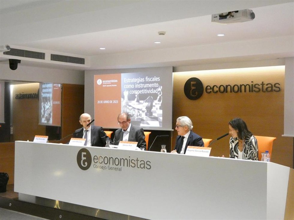 Ex director de Tributos del Ministerio de Hacienda, Diego Martín-Abril, coordinador del Observatorio de Fiscalidad Corporativa del REAF-CGE, Jaume Menéndez, presidente del CGE España, Valentín Pich y  directora Fiscalidad de Iberdrola,Begoña García-Roza