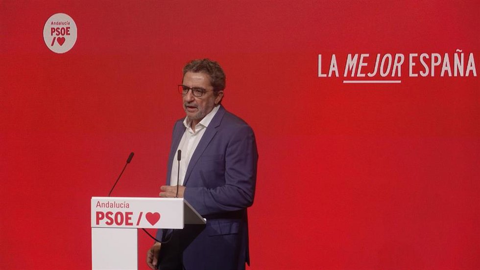 El coordinador del Comité Electoral del PSOE-A, Antonio Gutiérrez Limones, en rueda de prensa.