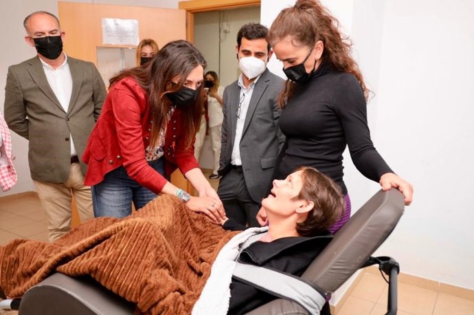 Archivo - La consejera de Inclusión Social, Loles López, en una imagen de archivo en la visita de una residencia en Écija (Sevilla).