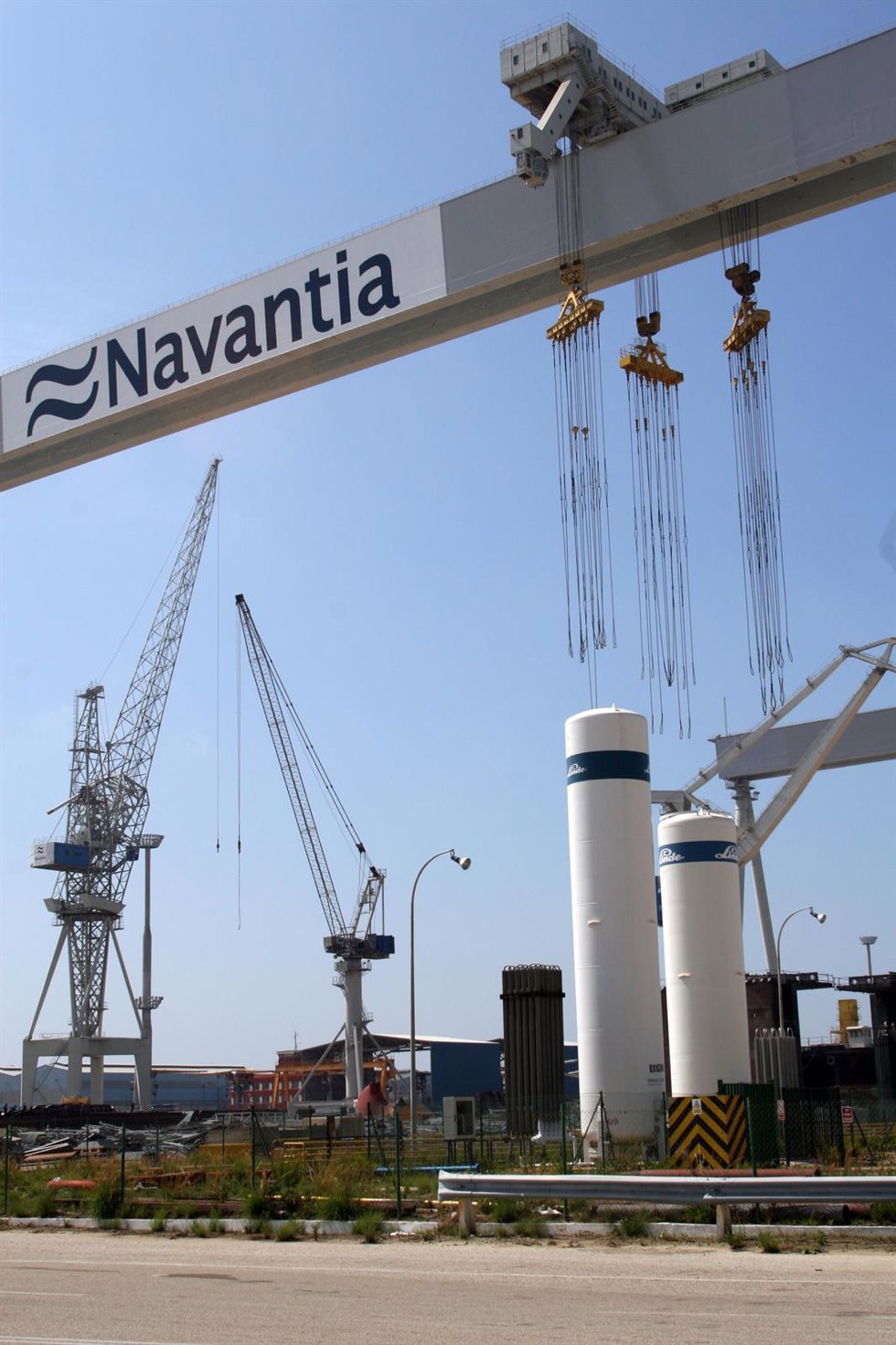 Archivo - Instalaciones en los astilleros de la empresa pública Navantia, en la Bahía de Cádiz. 
