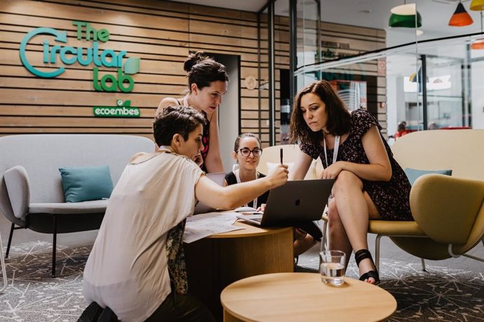 Archivo - Un grupo de mujeres reunidas en la sede de TheCircularLab