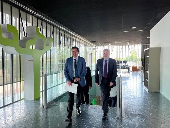 El consejero de Economía y Hacienda, Carlos Fernández Carriedo, entrega el Premio Nacional CEX sobre 'Neutralidad climática. Descarbonización y transición energética'