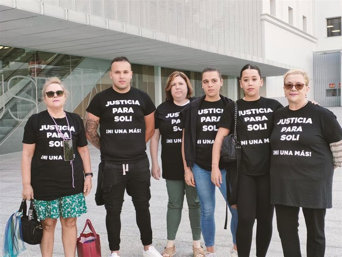 Hermanas y otros familiares de Soledad R.V., presuntamente asesinada por su marido en Gondomar, en diciembre de 2020, concentrados a las puertas de los juzgados de Vigo con motivo del juicio por este crimen.