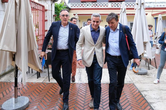 El vicepresidente en funciones, Pablo Zuloaga, y el consejero de Sanidad en funciones, Raúl Pesquera, inauguran el encuentro sobre protonterapia de la UIMP junto a su rector, Carlos Andradas