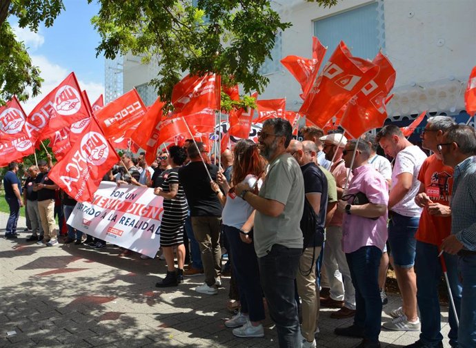 UGT FICA y CCOO se concentran en Albacete para exigir a la patronal un convenio digno.