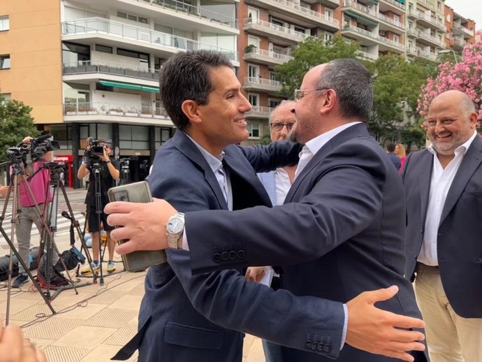El cabeza de lista del PP por Barcelona a las elecciones generales, Nacho Martín Blanco, con el presidente del PP catalán, Alejandro Fernández