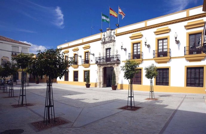 Archivo - Fachada del Ayuntamiento de Utrera (Sevilla), uno de los municipios que recibirán las ayudas de la Junta contra el cambio climático. 