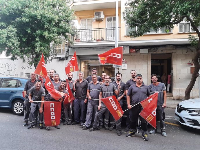 Concentración frente a la puerta de la empresa Schindler.