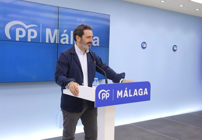 El secretario general del PP de Málaga, José Ramón Carmona, en una rueda de prensa