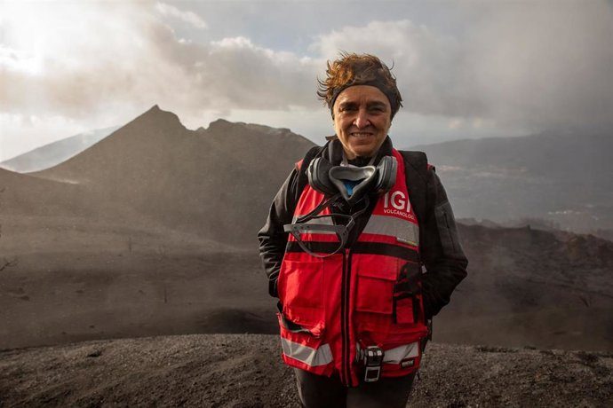 Archivo - La directora del Instituto Geográfico Nacional en Canarias, María José Blanco, posa junto al cono volcánico de La Palma