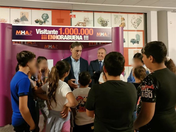El alcalde de Salamanca con el colegio que ha sido el visitante un millón al Museo de la Automoción.