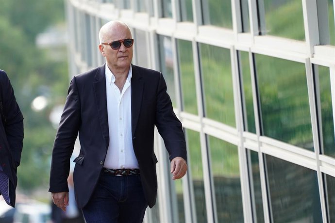 El exdirector de Seguridad en la circulación de Adif, Andrés Cortabitarte, a su llegada a una nueva jornada del juicio del accidente ferroviario del Alvia, en la Ciudade de Justicia, a 20 de junio de 2023, en Santiago de Compostela, A Coruña (España). U