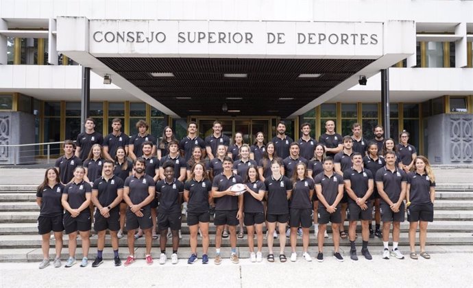 Los jugadores de las selecciones españolas femenina y masculina de rugby 7 posan en la entrada del CSD antes de viajar a los Juegos Europeos de Cracovia.
