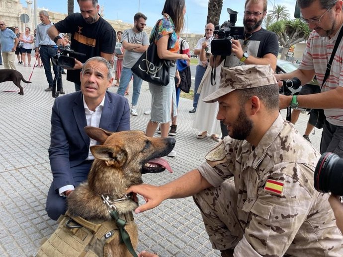 El subdelegado del Gobierno en Cádiz, José Pacheco, participa en la campaña 'Yo no abandono' contra el abandono de mascotas y la tenencia responsable de animales de compañía