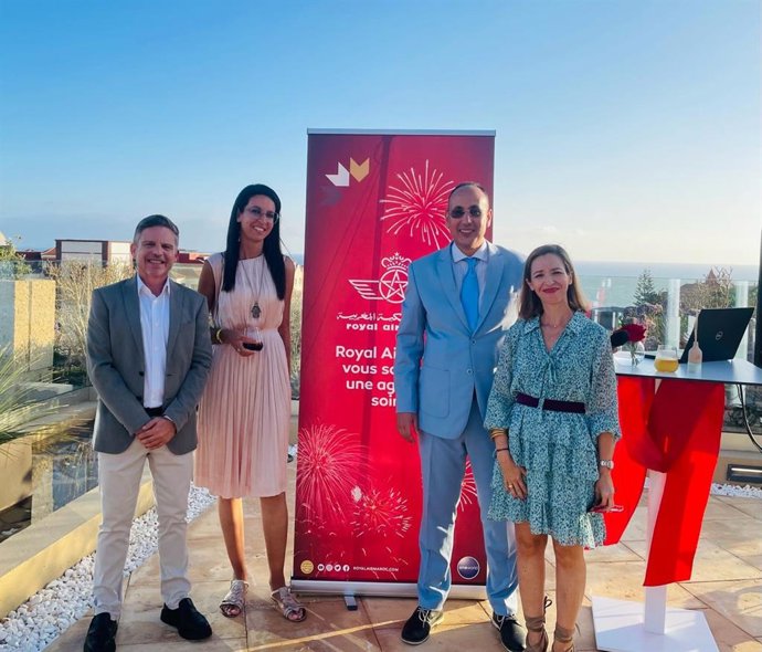 El consejero delegado de Turismo de Tenerife, David Pérez (i), en la presentación de la nueva ruta Casablanca-Tenerife de Royal Air Maroc