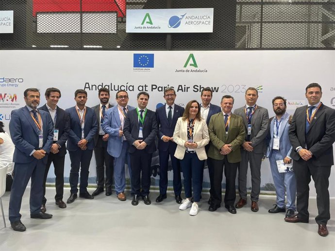El consejero de Industria, Energía y Minas de la Junta de Andalucía, Jorge Paradela, junto a las empresas andaluzas en la feria de Le Bourget, en París.