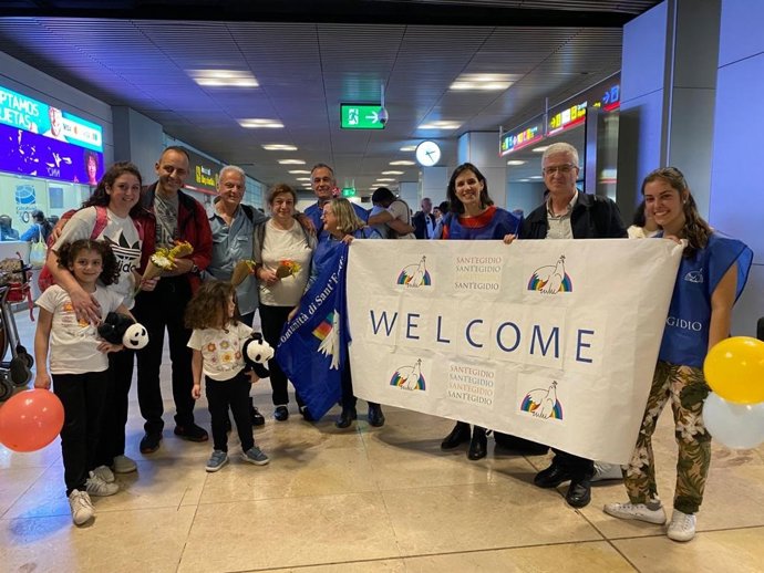 La última familia de refugiados sirios a su llegada al aeropuerto de Madrid con miembros de la comunidad de Sant'Egidio