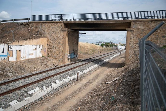 Puente sobre el ferrocarril en la barriada de San Andrés.