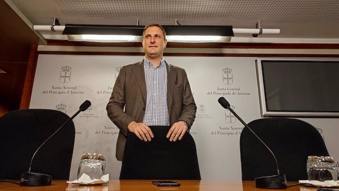 El secretario general de Foro Asturias, Adrián Pumares, en la sala de prensa de la Junta General.