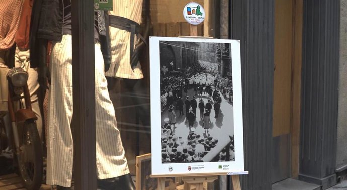 Una fotografía de San Fermín en un comercio de Pamplona.