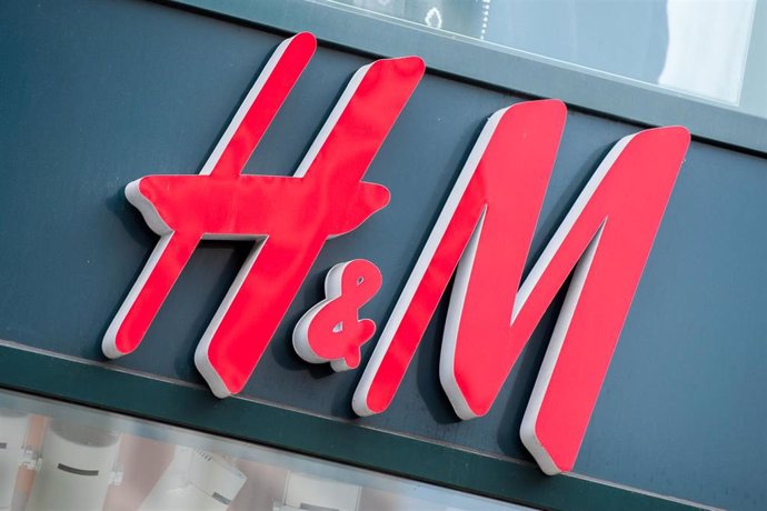 Archivo - Logo de H&M en una tienda.