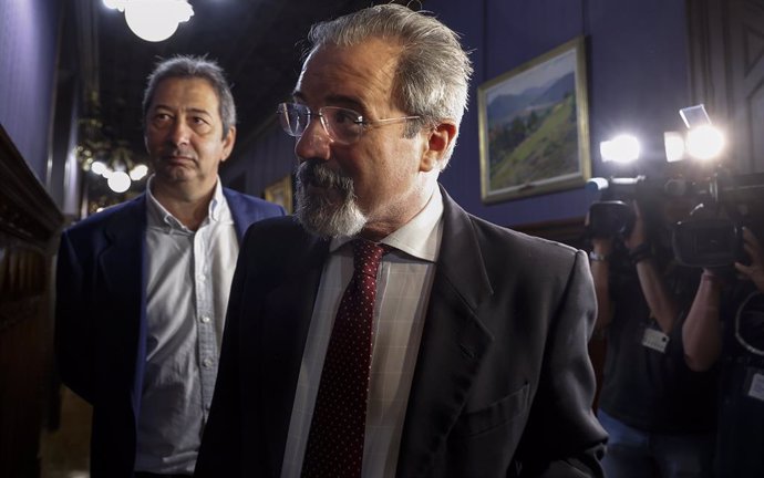 L'ex-torero Vicente Barrera (e) i el candidat de Vox a la Presidncia de la Generalitat Valenciana, Carlos Flores (d), a la seua arribada a una reunió amb el PPCV