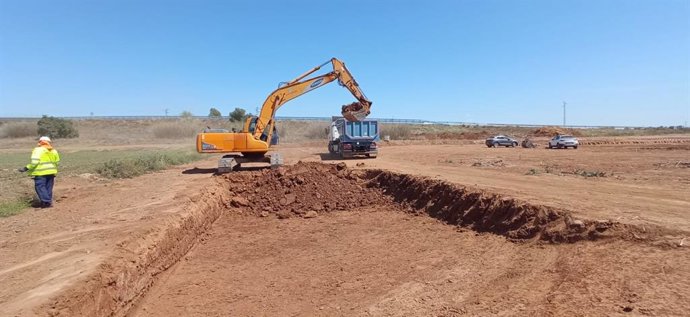 Archivo - Movimiento de tierras en el ramal técnico del tramo norte de la línea 3 del Metro de Sevilla.