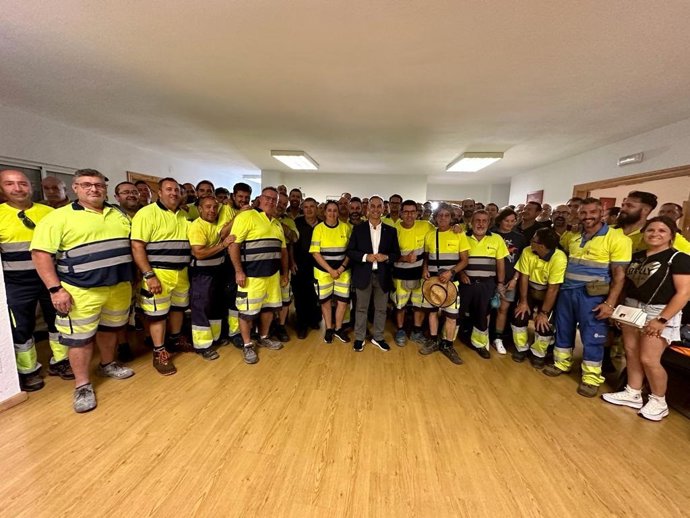 El alcalde de Benalmádena (Málaga), Juan Antonio Lara,  en una visita a la Delegación de Servicios Operativos acompañado por el concejal, Juan Olea