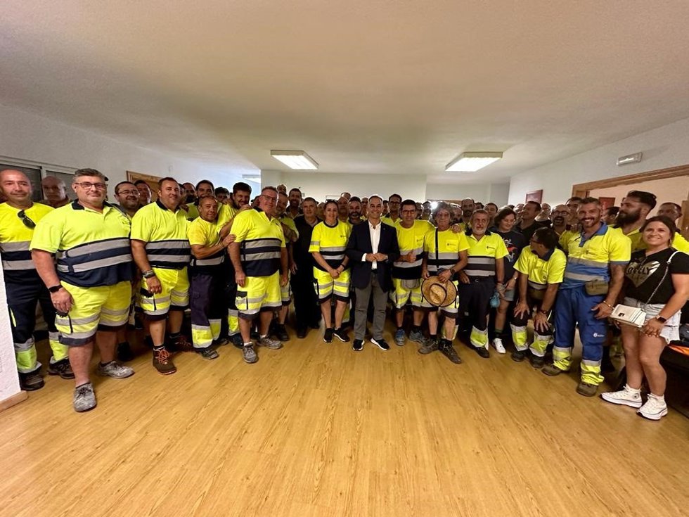 El alcalde de Benalmádena (Málaga), Juan Antonio Lara,  en una visita a la Delegación de Servicios Operativos acompañado por el concejal, Juan Olea