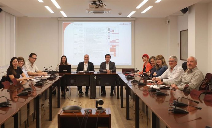 El consejero de Universidad, Innovación y Transformación Digital, Juan Cruz Cigudosa, ha presidido la reunión acompañado del consejero Irujo y las consejeras Induráin, Ollo y Gómez junto a directores y directoras generales de sus departamentos.