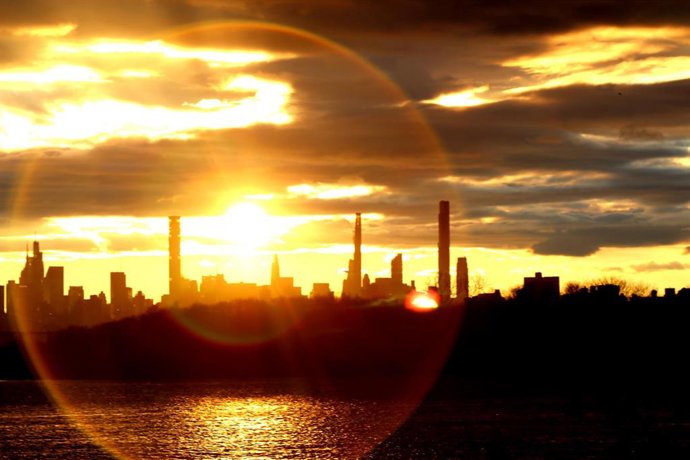 Archivo - 05 December 2020, US, New York: Buildings near the East River are seen silhouetted against the setting sun. Photo: G. Ronald Lopez/ZUMA Wire/dpa