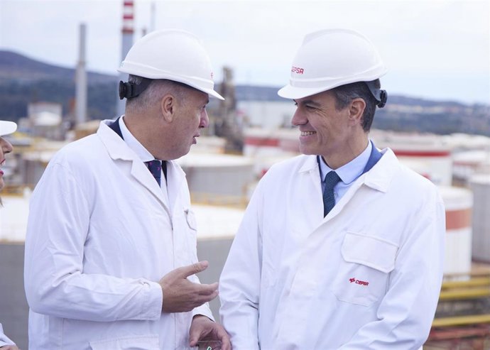 Archivo - Pedro Sánchez habla con Juan Carlos Ruiz Boix en la presentación del proyecto de Cepsa 'Valle andaluz del Hidrógeno Verde' el pasado diciembre.
