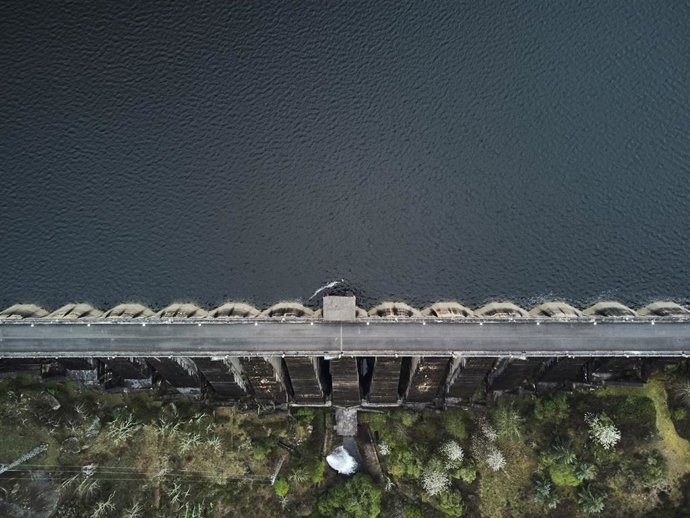 Archivo - Vista aérea de la presa de Prada desde la zona del Poblado de Prada, a 17 de abril de 2023, en Ourense, Galicia.