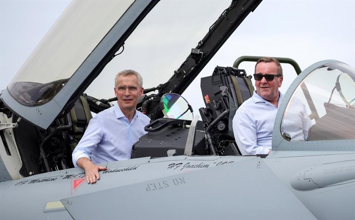20 June 2023, Schleswig-Holstein, Jagel: NATO Secretary General Jens Stoltenberg (L) and German Defence Minister Boris Pistorius (C)board a Eurofighter fighter jet during their visit to the international air force maneuver "Air Defender 2023" at Jagel 